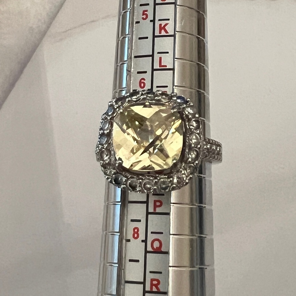 Elegant Silver and Yellow Gemstone Ring - Picture 3 of 9